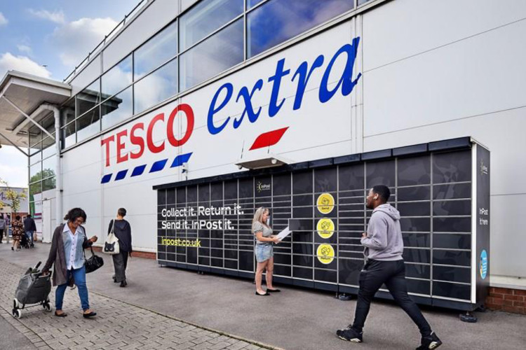 Paczkomat przy brytyjskim markecie Tesco